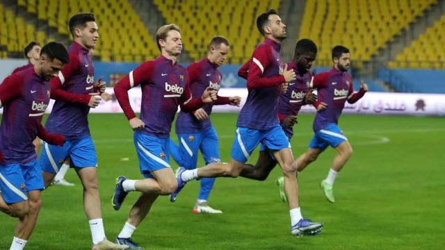 Los jugadores del Barça entrenando en Riad / FCB