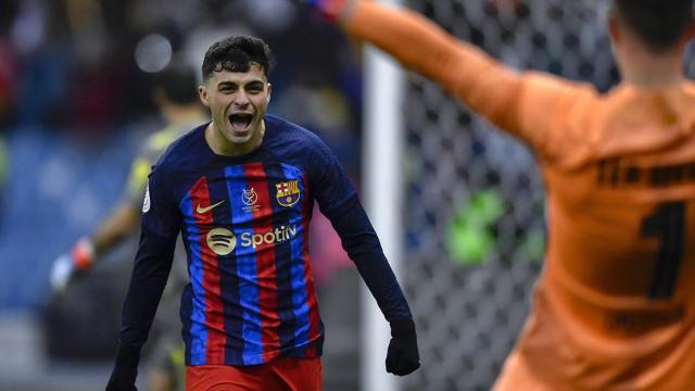 Pedri, eufórico, tras anotar el último gol de la tanda de penaltis para clasificar a la final contra el Real Madrid / EFE