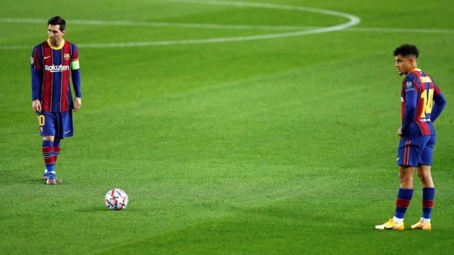 Messi y Coutinho en una falta / EFE