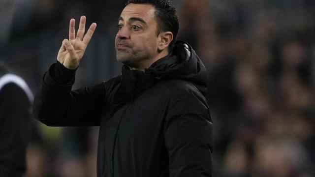 Xavi se dirige a sus futbolistas durante un partido esta temporada / EFE