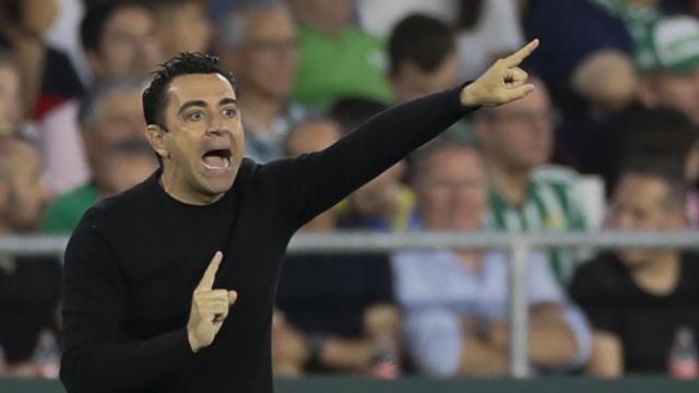 Xavi Hernández, dando indicaciones durante el Betis Barça / EFE