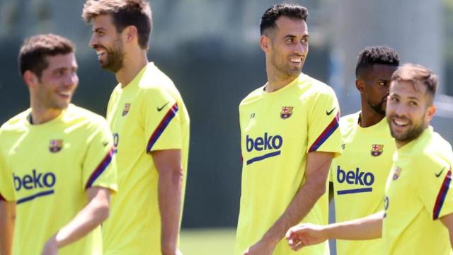 Jordi Alba, junto a varios de sus compañeros, en un entrenamiento del Barça / FCB