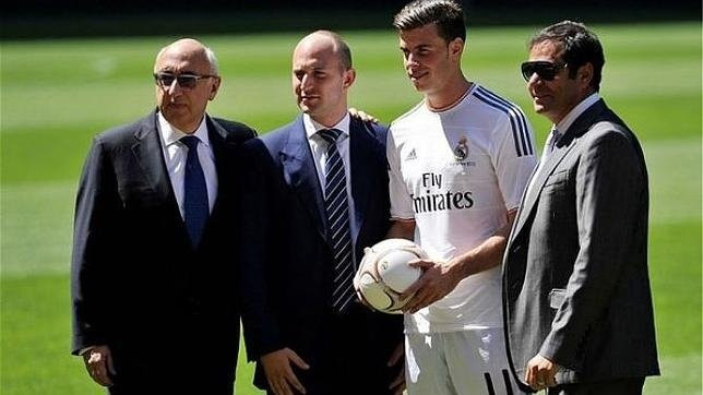 Barnett con Bale en el día de su presentación / EFE