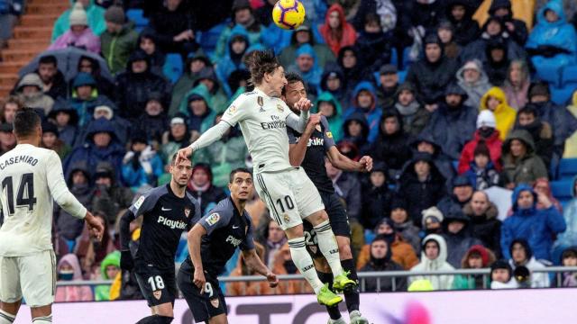 Casemiro y Modric luchando un balón en el Real Madrid - Sevilla / EFE