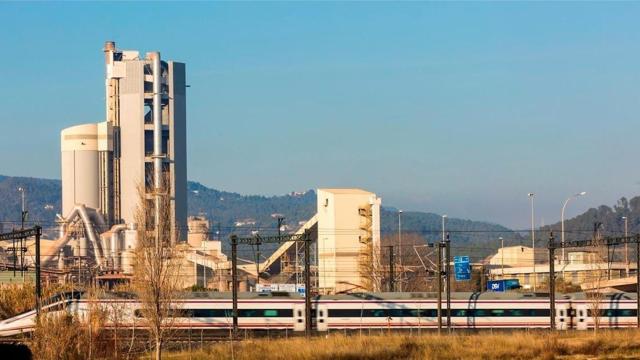 La fábrica de Cementos Molins, en Sant Vicenç dels Horts / CEMENTOS MOLINS
