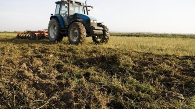 Un tractor en mitad del campo / EUROPA PRESS