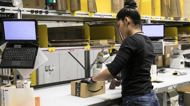 Una empleada del centro logístico de Amazon en El Prat de Llobregat / AMAZON