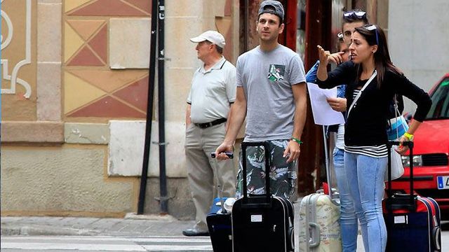 Turistas en el barrio de Barceloneta de la Ciudad Condal / EFE