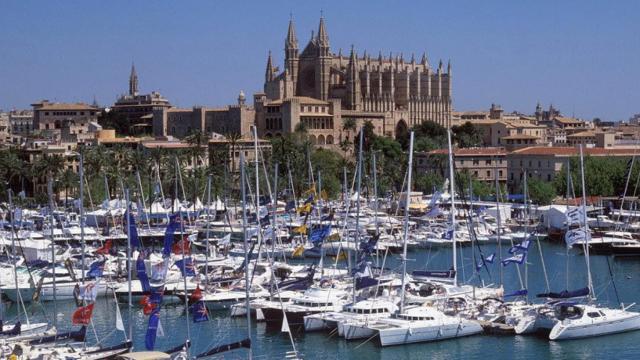 Vista del puerto de Palma y la catedral con la capital balear al fondo / EFE