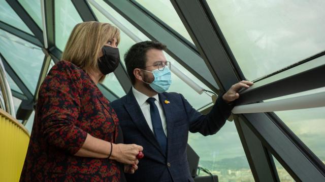 El presidente de la Generalitat de Catalunya, Pere Aragonès (d), y la alcaldesa de L’Hospitalet de Llobregat, Núria Marín (i) / EUROPA PRESS