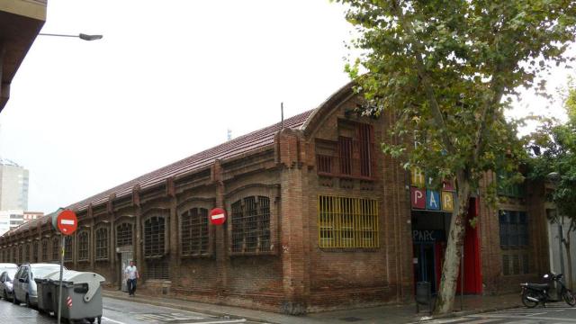 Imagen del antiguo Happy Park de Sants, donde la desconocida Funeraria San Ricardo quiere abrir un tanatorio / CG