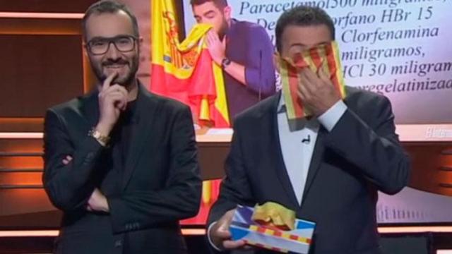 Toni Soler, sonándose con la 'senyera' en el programa 'Està passant'