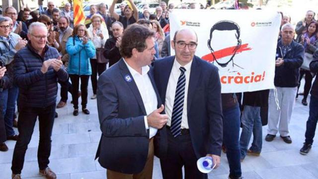El alcalde de Oliana, Miquel Sala (i), junto al alcalde de Pont de Suert, José Antonio Troguet (d), a su llegada a los juzgados de la Seu d'Urgell el martes pasado / EFE