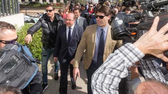 El presidente de Murcia en su entrada al Juzgado / EFE