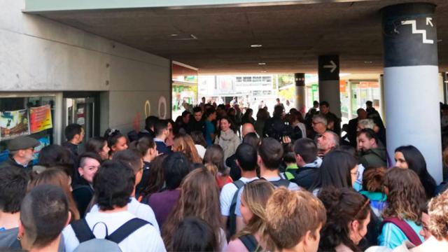 Independentistas bloqueando la entrada al acto 'Ante los nacionalismos y los populismos, ¡Europa!' en la UAB / TWITTER cuadrado