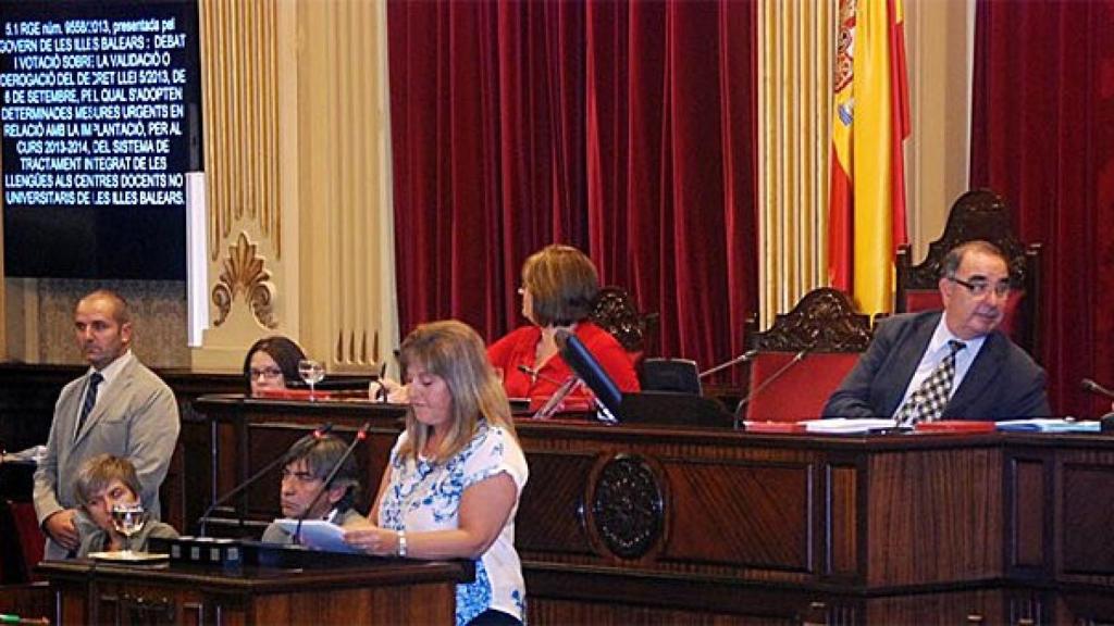 Joana Camps Bosch (PP), durante el debate de aprobación del decreto del TIL en el Parlamento autonómico de las Islas Baleares
