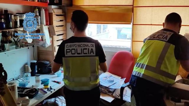 Los agentes de la Policía Nacional registran los domicilios de los miembros de la organización que usaba a 'sintecho' para estafar a gasolineras en Cataluña / CNP