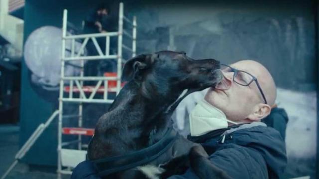 Giorgio Ossola, exsintecho, y su mascota Coffe, que encontró abandonada en una caja / ARRELS