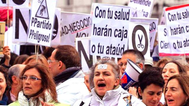 La 'marea blanca' en una manifestación en una imagen de archivo / EFE