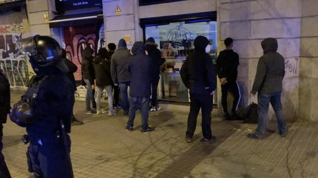 Mossos de paisano con varios detenidos durante los disturbios en Barcelona / EB