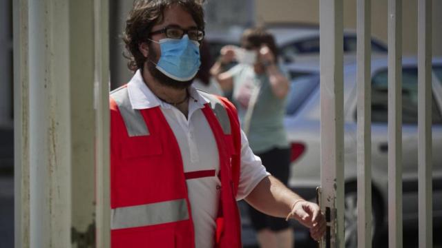 Un sanitario realiza pruebas PCR de coronavirus en Pamplona / EUROPA PRESS