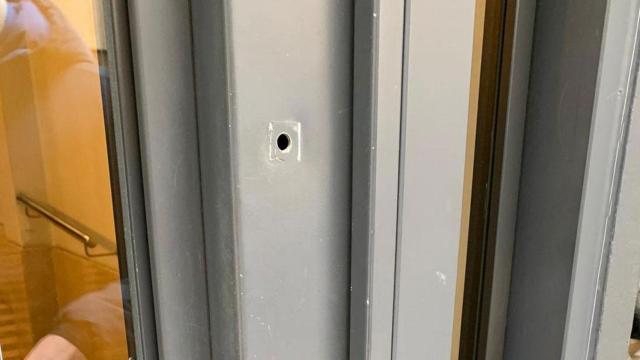 Una de las puertas de un edificio de Sant Antoni tras el robo del pomo / CG