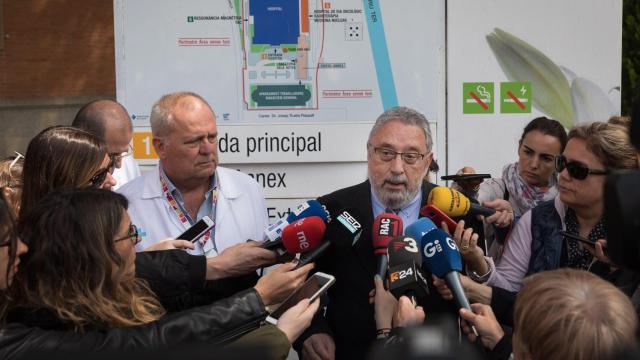 El secretario de Salud Pública de la Generalitat, Joan Guix (derecha), junto al director clínico de Pediatría del hospital Trueta de Girona, Lluis Mayol (izquierda) / EFE