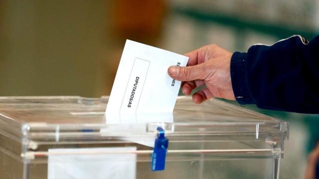 Un ciudadano introduciendo su voto en una urna electoral para votar / EUROPA PRESS