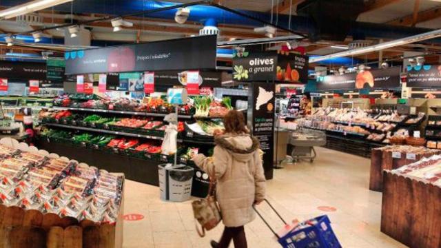 Una mujer hace sus compras de Navidad en un supermercado de Barcelona / EFE