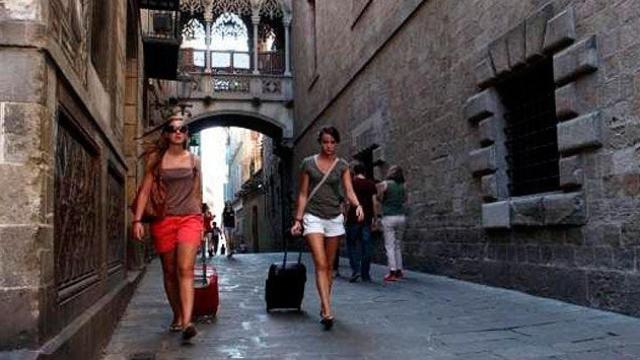 Dos turistas pasean por Ciutat Vella (Barcelona) / CG