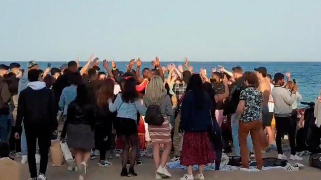 Fiesta en la playa de la Barceloneta sin mascarillas ni distancias
