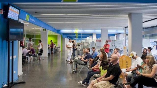 Personas en el paro esperan su turno en una oficina de empleo en Cataluña / AJ. MONTMELÓ