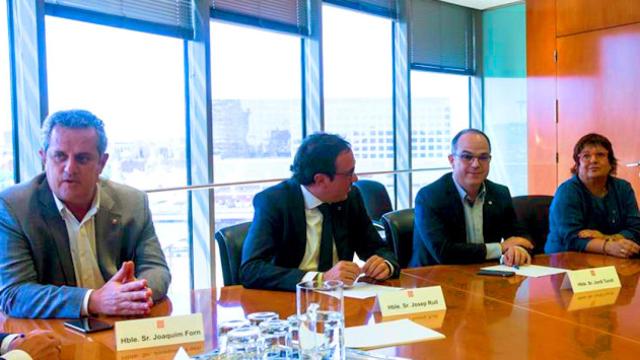 El conseller de Interior, Joaquim Forn; el de Territorio, Josep Rull; el de Presidencia, Jordi Turull, y la de Trabajo, Dolors Bassa,i-d., durante la reunión del gabinete de crisis mantenida esta mañana / EFE