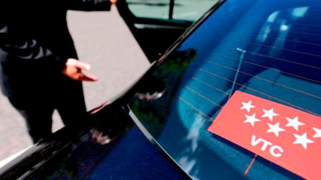 Un coche con el distintivo de VTC de la Comunidad de Madrid / EFE