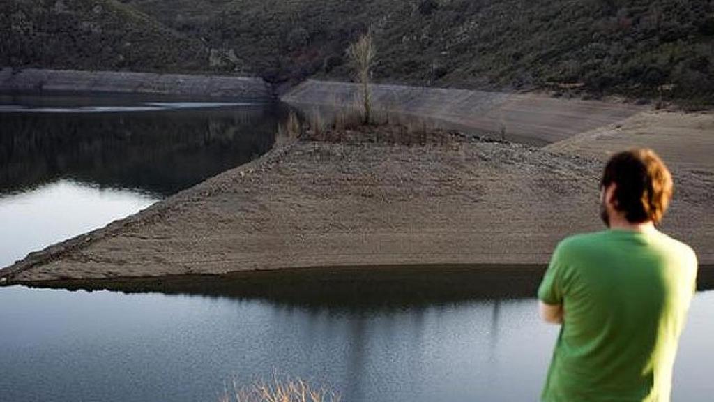 Un hombre observa el nivel del embalse de Ricobayo (Zamora) en un periodo de sequía meteorológica