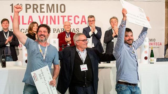Los ganadores del premio Vila Viniteca de cata por parejas, Toni Carbó y Ramon Jané, junto a Siscu Martí, socio de Vila Viniteca / ABRAHAM CAROMARIN
