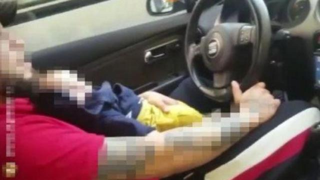 Padre en cuestión conduciendo con un bebé en su regazo / INSTAGRAM