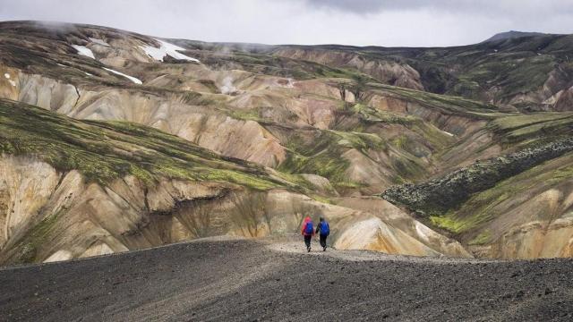 Dos turistas en uno de los espectaculares parajes de Islandia / Pexels EN PIXABAY