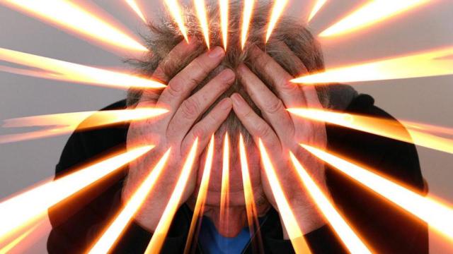 Hombre sufriendo de estrés / PIXABAY