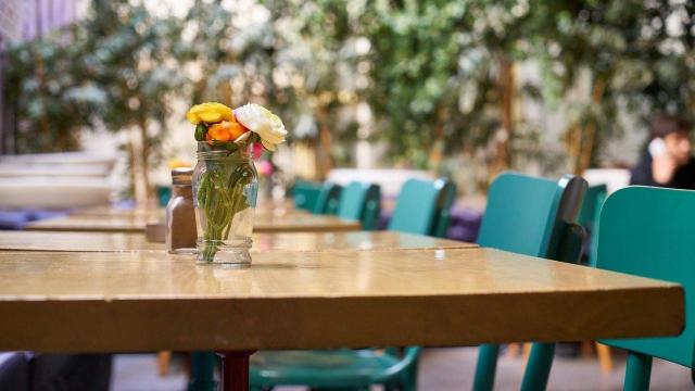 Terraza de uno de los restaurantes de Poblenou / Engin Akyurt - PIXABAY