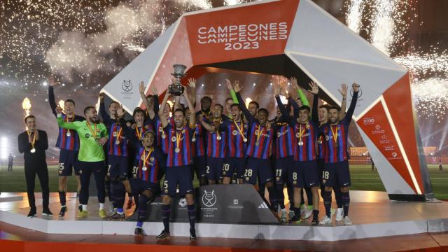 El FC Barcelona, celebrando el título de Supercopa de España / EFE