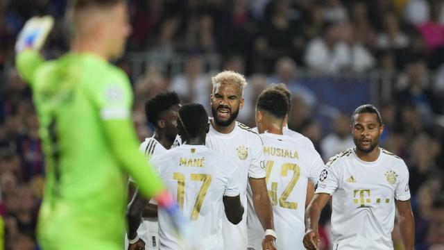 Los jugadores del Bayern celebran el segundo gol de esta temporada en el Camp Nou, con Ter Stegen decepcionado / EFE