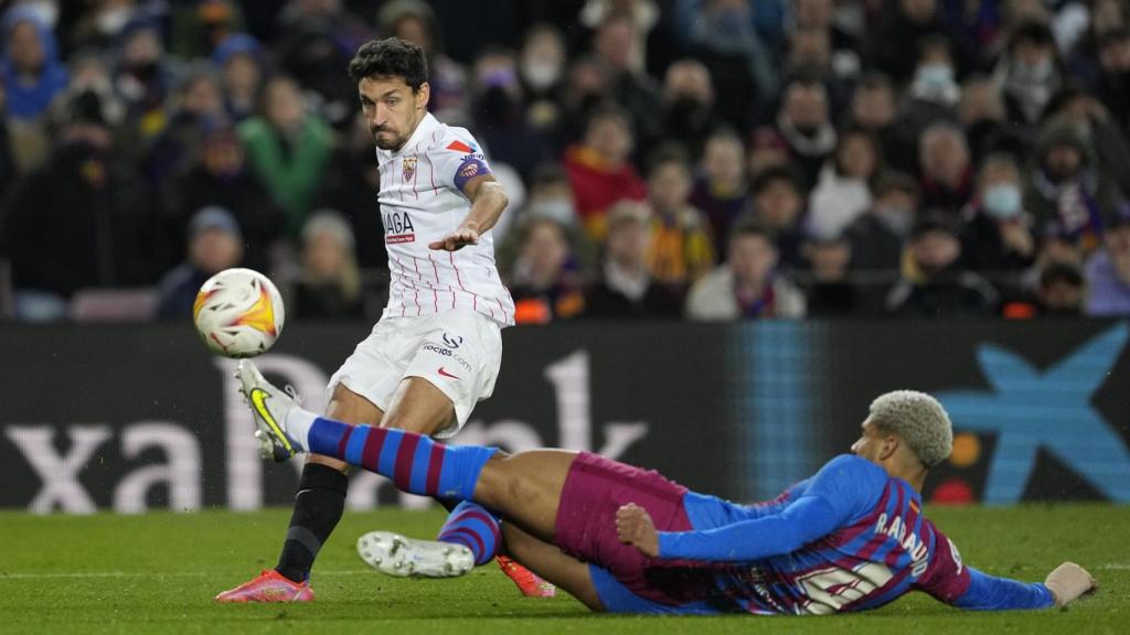 Araujo, que pide al Barça que luche por la Liga, intenta frenar un centro de Jesús Navas / EFE