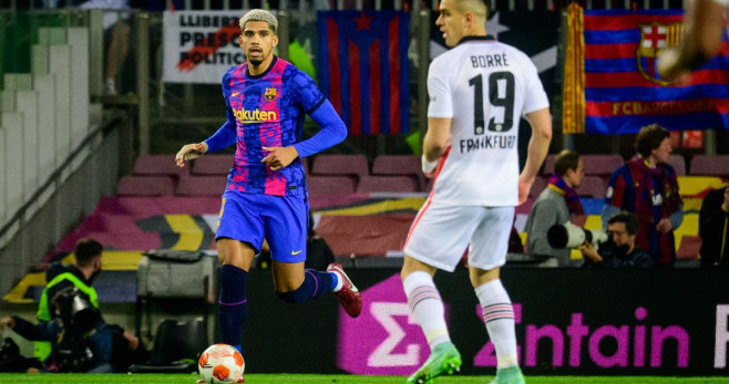 Ronald Araujo, conduciendo el esférico, en una acción del partido entre el Barça y Eintracht / FCB