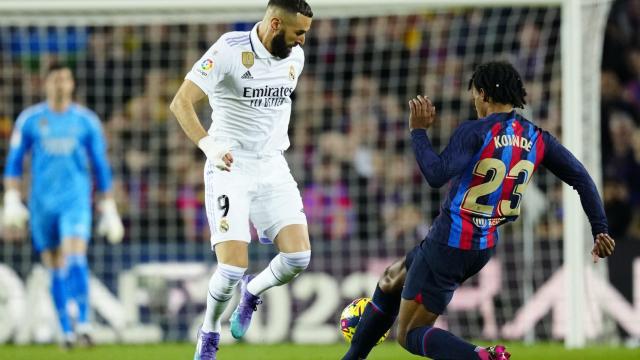 Karim Benzema y Jules Koundé, durante el clásico del Camp Nou / EFE