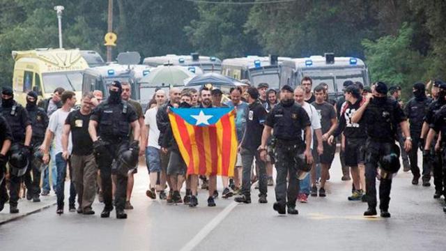 Manifestantes independentistas y CDR se concentran cerca del centro de eventos Mas Marroch del Celler de Can Roca, en el municipio de Vilablareix, Girona, ante la llegada de los reyes, Felipe VI y Letizia / EFE