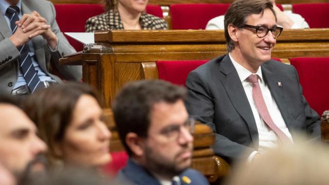 El primer secretario del PSC, Salvador Illa, en el Parlament, con el presidente de la Generalitat, Pere Aragonès, en primer plano / EFE