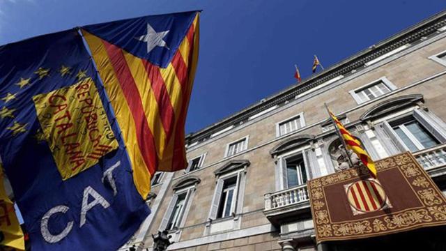 Banderas independentistas ante el Palau de la Generalitat el día de la firma del decreto de convocatoria de la consulta del 9N / EFE