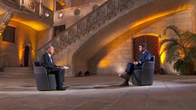 El director de TV3, Vicent Sanchis, entrevista al presidente de la Generalitat, Pere Aragonès / TV3