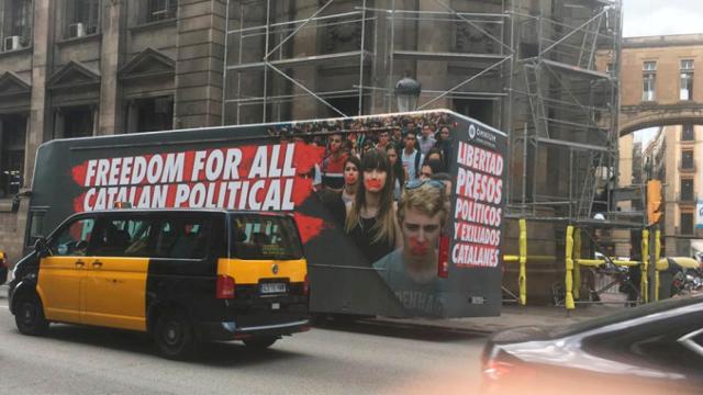 El bus independentista de Òmnium Cultural circulando por las calles de Barcelona / CG